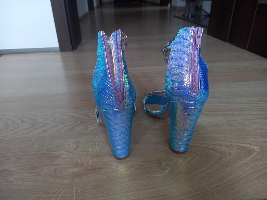 Buty sandały na słupku