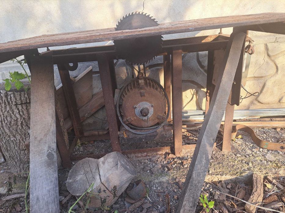 Циркулярка з двигуном