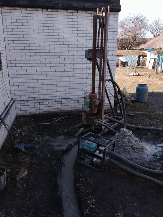 Буріння свердловин на воду малогабаритна бурова установка