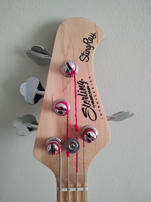 Sterling gitara basowa lub zamiania