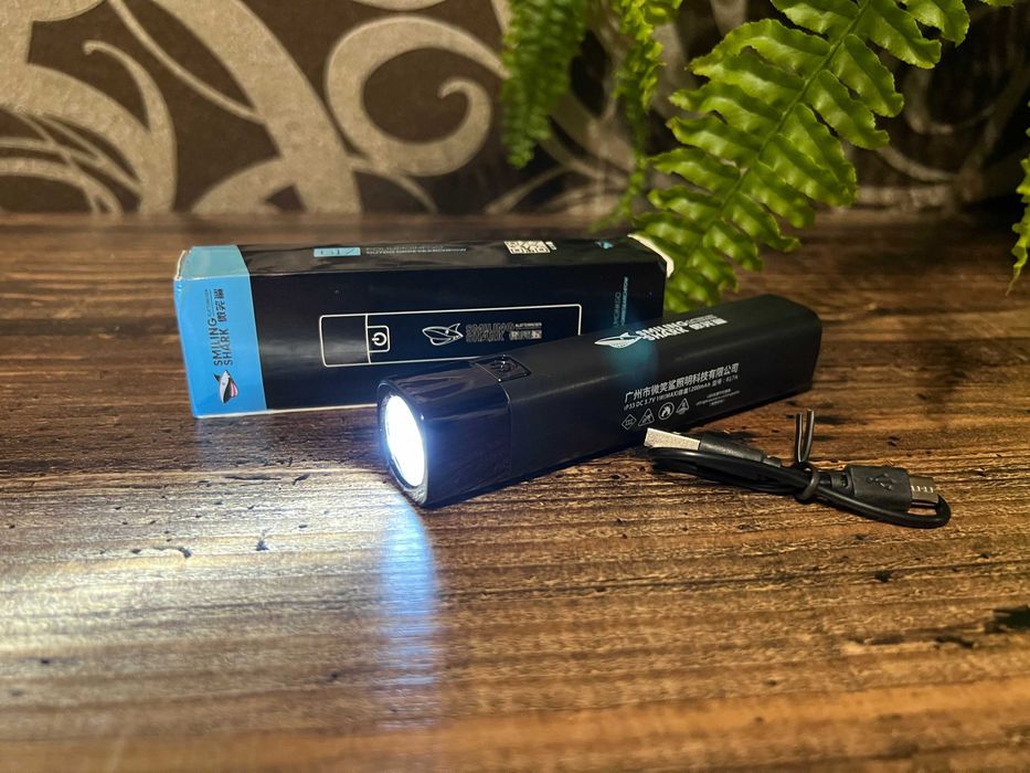 Продам кишеньковий ліхтарик Smiling Shark 617A