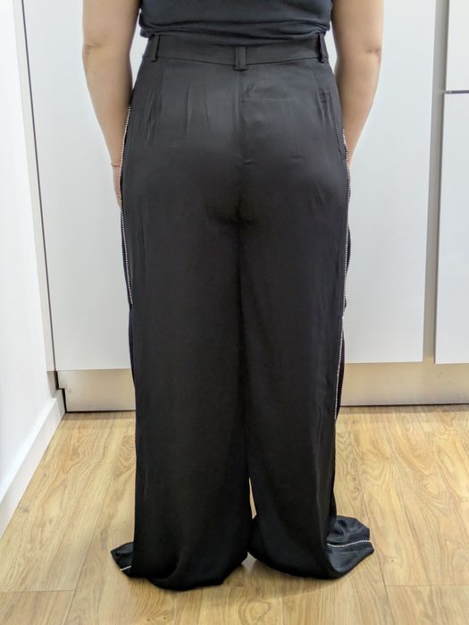 Calças pretas tecido Zara XL
Pormenor de brilhantes na lateral das per