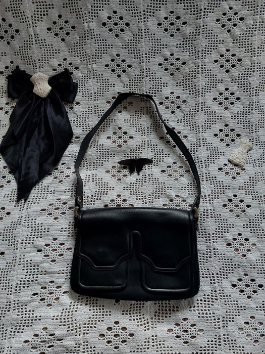 Чорна сумка на багато відділень