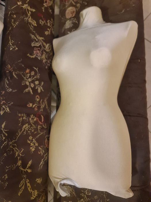 Sprzedam górę manekina bez nogi ale z mocowaniem od dołu