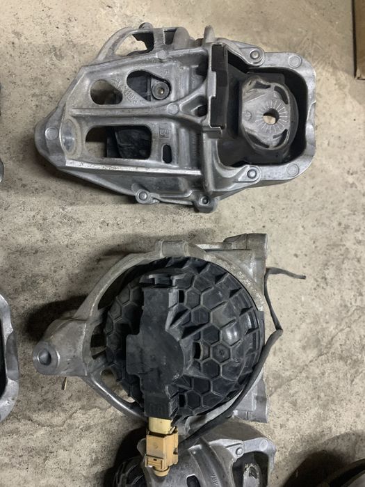 Подушка двигуна Audi Q5 Q7 A4  2016-2024