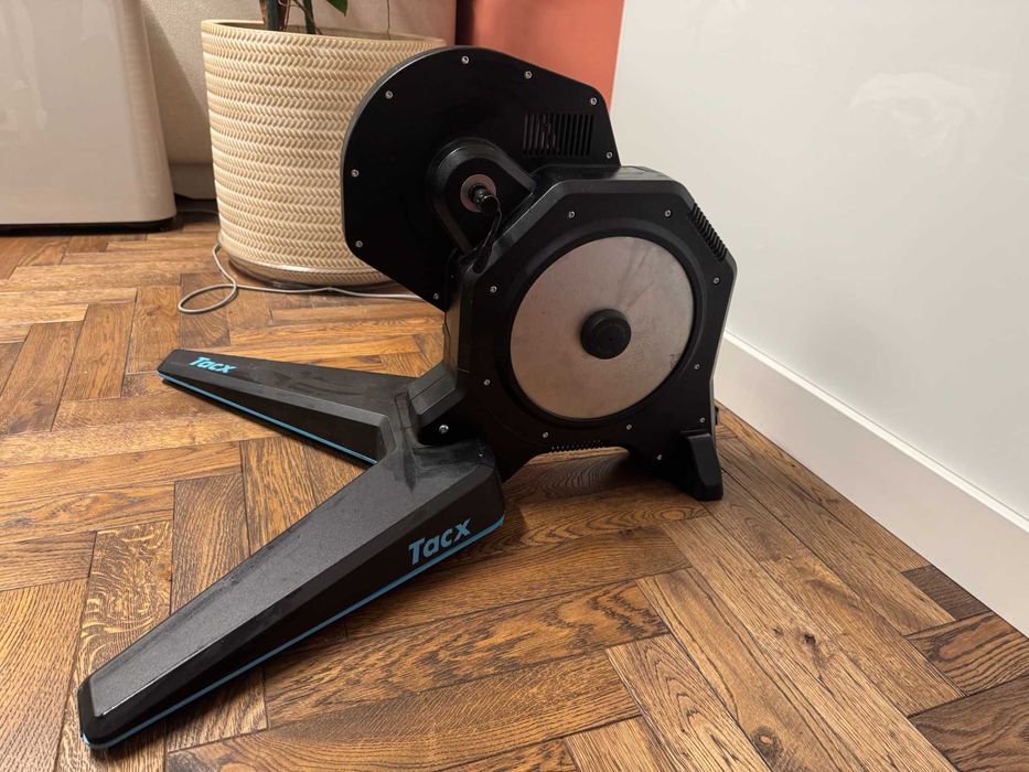 Trenażer rowerowy Tacx Flux Smart 2 z kasetą szosową 11R