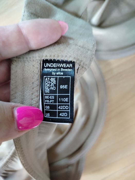 Ładny Duży Biustonosz na fiszbinach miękki E 95 stan idealny