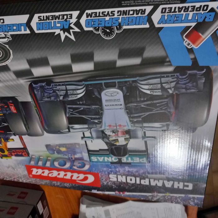 Carrera GO Pista de F1 4,3 mts Vestappen vs Hamilton NOVO com 20% desc