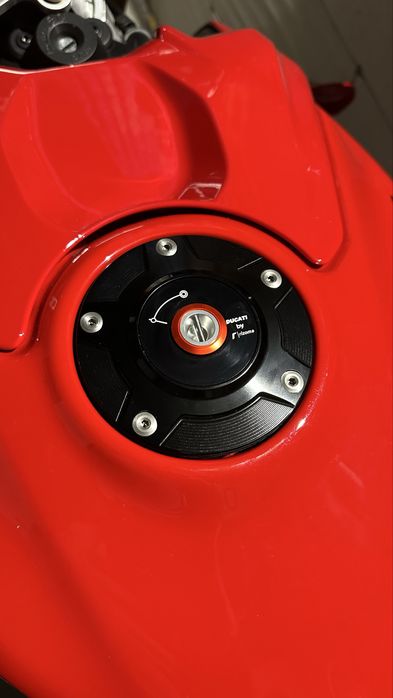 Ducati rizoma кришка на бак