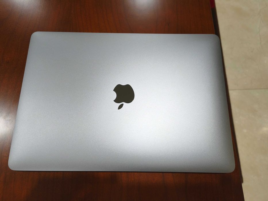 Macbook Pro 2020  Intel I7-1068NG7 32GB RAM 512GB SSD
