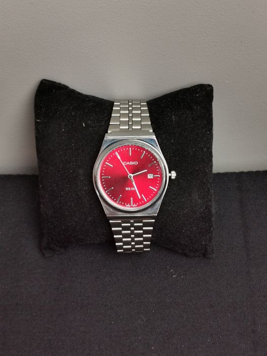 elegancki czerwony casio