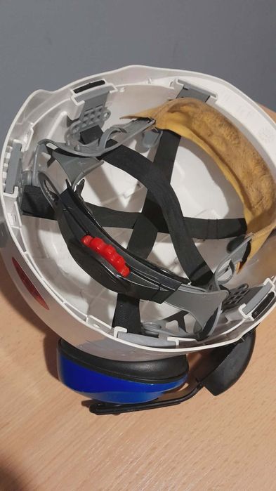 Kask budowlany ze słuchawkami