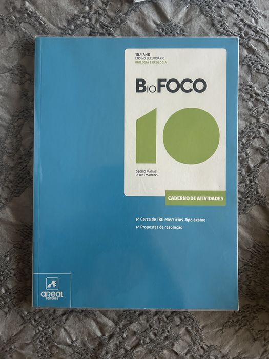 Caderno de exercícios de biologia e geologia (metade de cada)