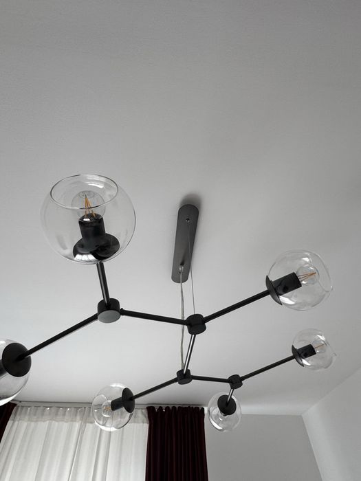 Candeeiro suspenso com estrutura metalica e bolas em vidro