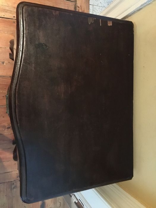 Mesa antiga de madeira maciça com duas gavetas