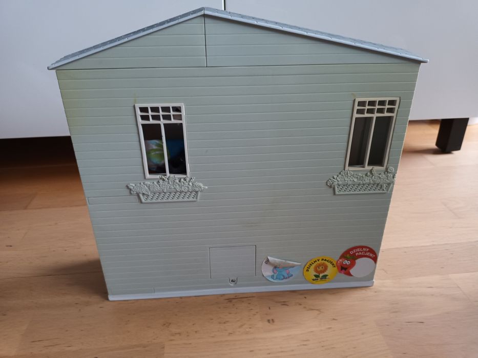 Domek rozkładany dla lalek.