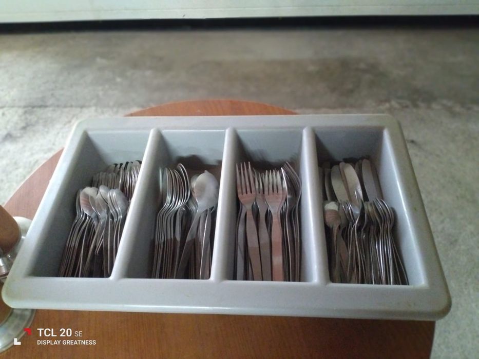 Tabuleiro Com Divisórias E Talheres