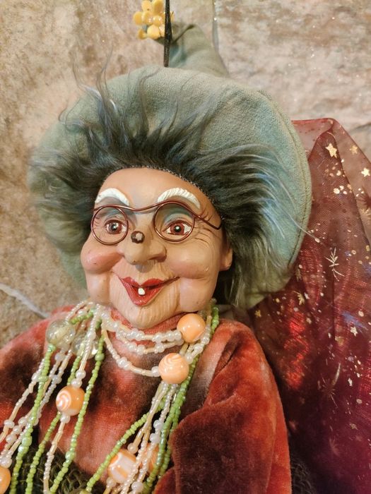 Boneco Bruxa com vassoura.