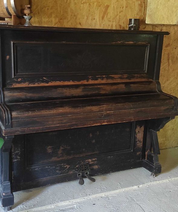 A.Dütz. Pianino niesprawne. Dekoracja