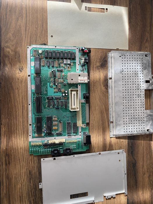 Atari 800XL płyta główna plus ekrany