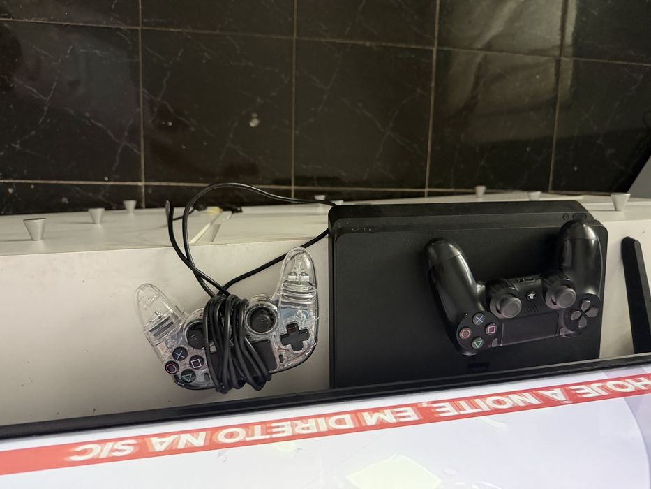 Vendo ps4 de 1TB