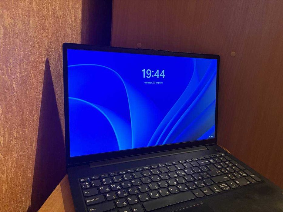 Lenovo V15 82TV