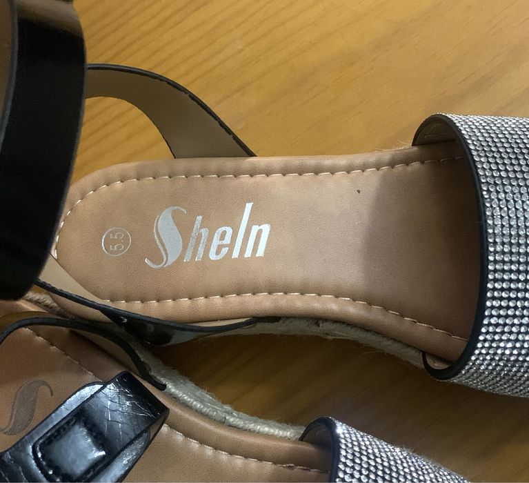 Sandálias brilhantes