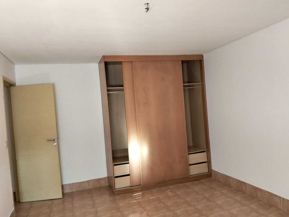 Moradia T4 - garagem e jardim