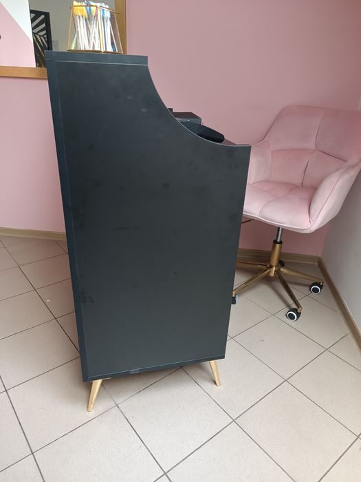 Recepcja lada do salonu