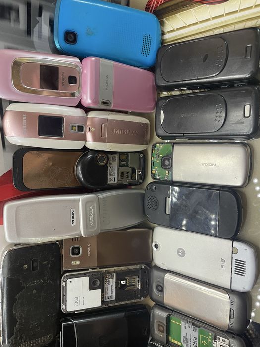 Кнопочні телефони на оновлення та запчастини