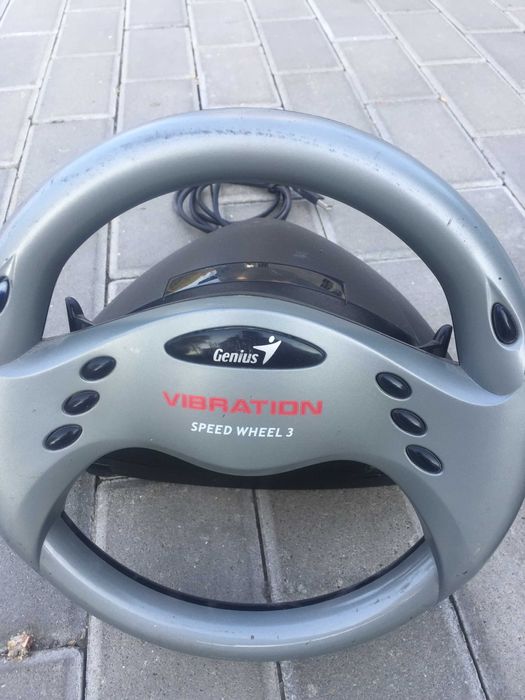 Ігровий руль і педалі.