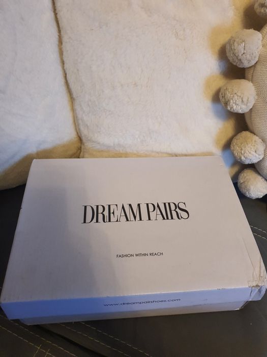 Brokatowe srebrne buty na słupku