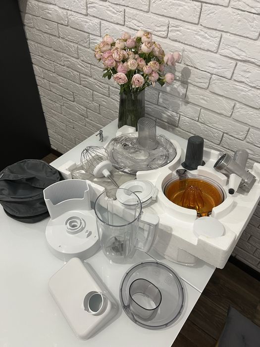 Кухонний комбайн Bosch MUM 58259 Serie 4 з насадками