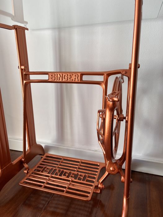 Mesa a partir de base de antiga máquina Singer