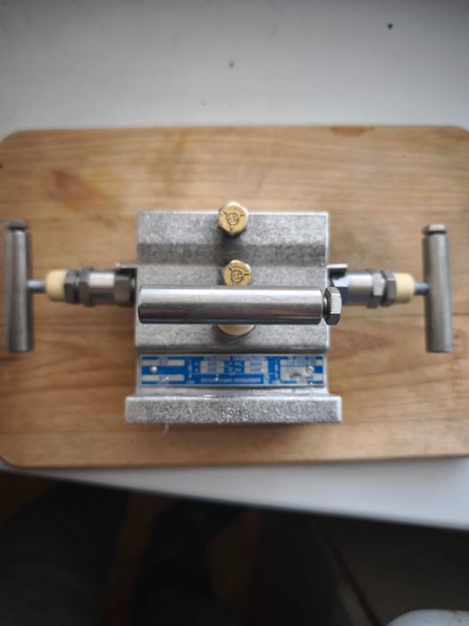 Трехвентильный блок манифольд M4TVIS4