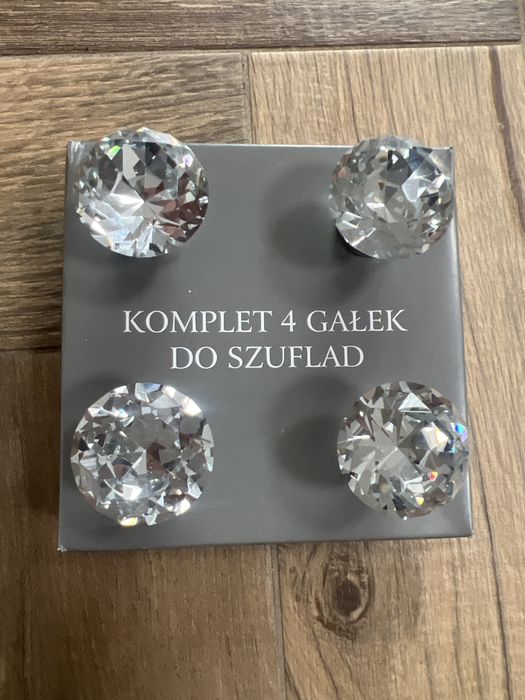 Komplet 4 gałek do szuflad.