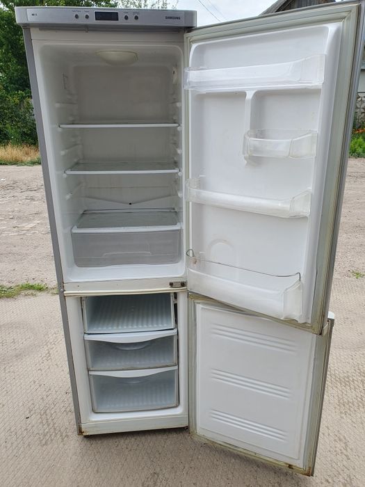 Холодильник Samsung..