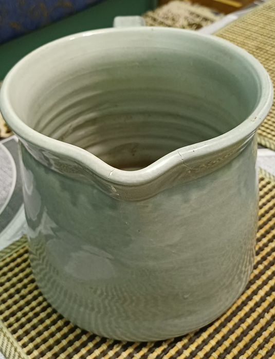 Керамический кувшин или ваза с глазурью