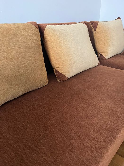 Narożnik z poduchami w kolorze brązowym