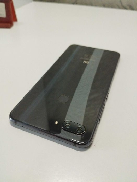 Мобильный телефон смартфон Xiaomi Mi 8 Lite, 4/64,+бампер. достойное состояние