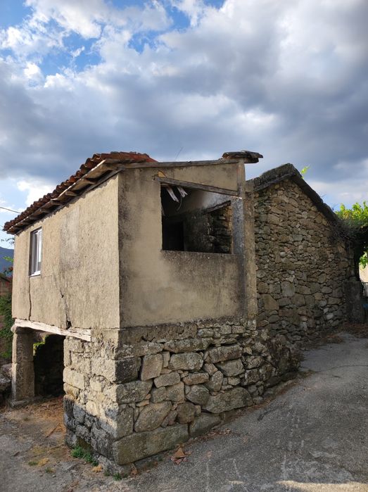 Ruínas encosta da serra do Gerês