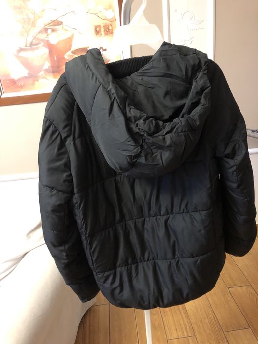 Czarna dluga kurtka zimowa bershka puchowa z kapturem parka