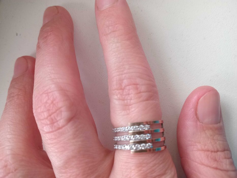 Продам новое серебрянное кольцо Ирида-В