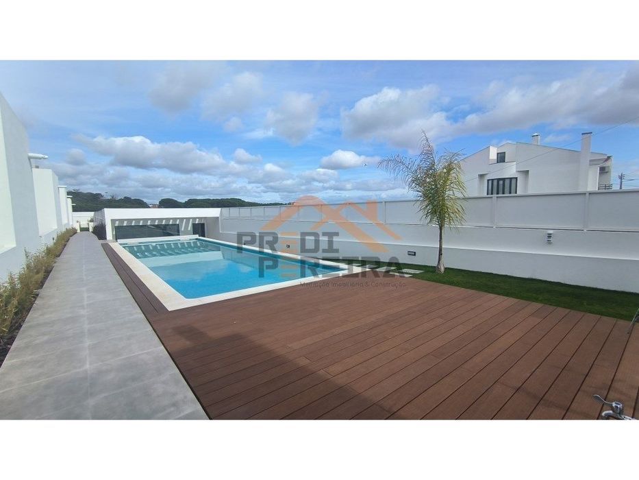Moradia T4 em condomínio privado com piscina, no Fanqueiro em Loures