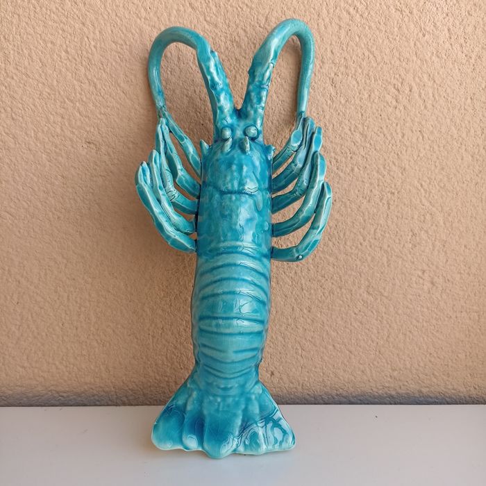 Lagosta azul em cerâmica vidrada