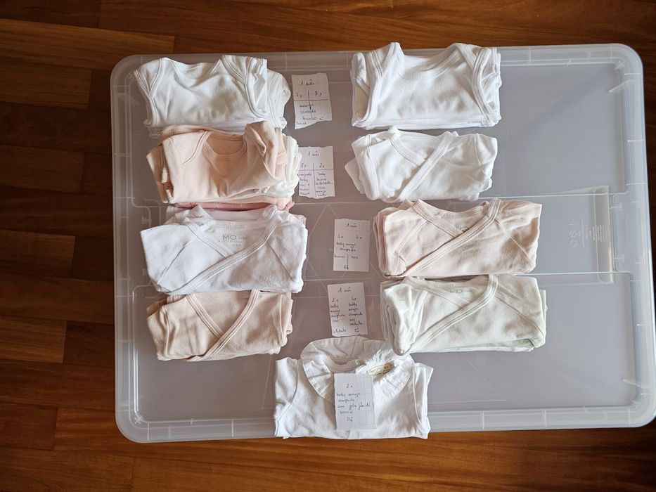 Roupa de bebé (bodies e babygrows essencialmente)