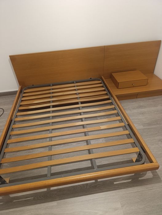 Cama de casal, em bom estado