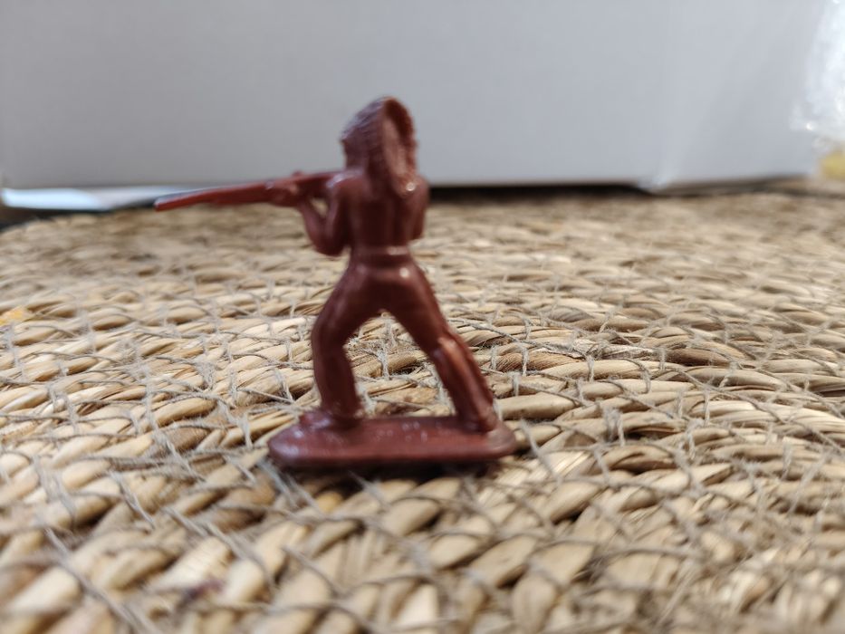 Stara vintage figurka indianin