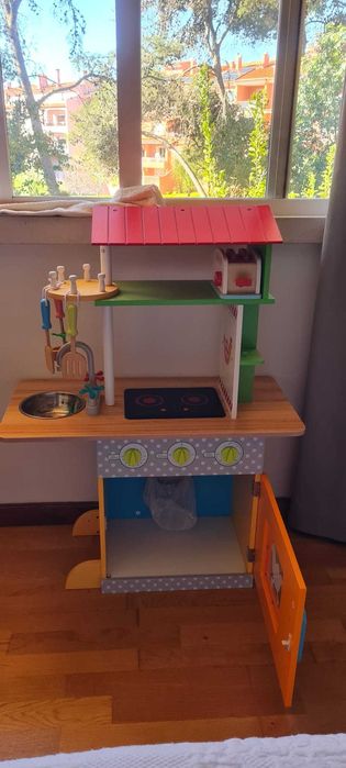 Cozinha de brincar a funcionar e em bom estado com acessórios