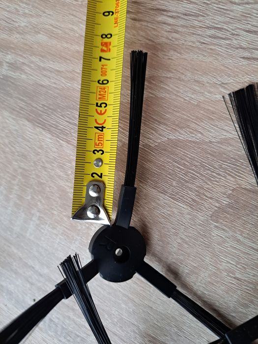 Robot sprzatajacy akcesoria